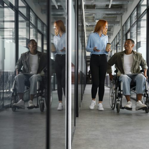 homme-handicape-en-fauteuil-roulant-travaillant-a-son-travail-de-bureau