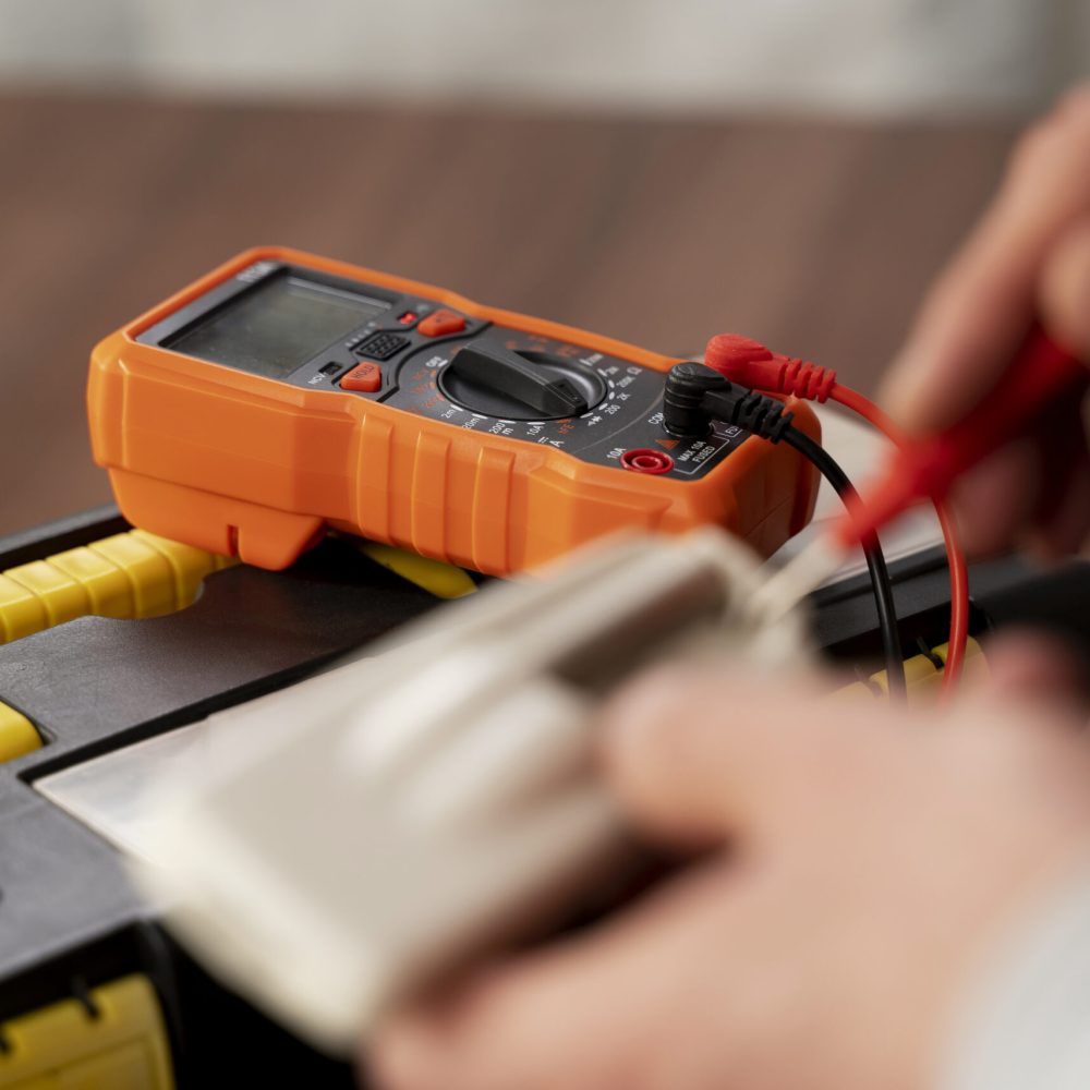travailleur-d-entretien-de-service-reparant
